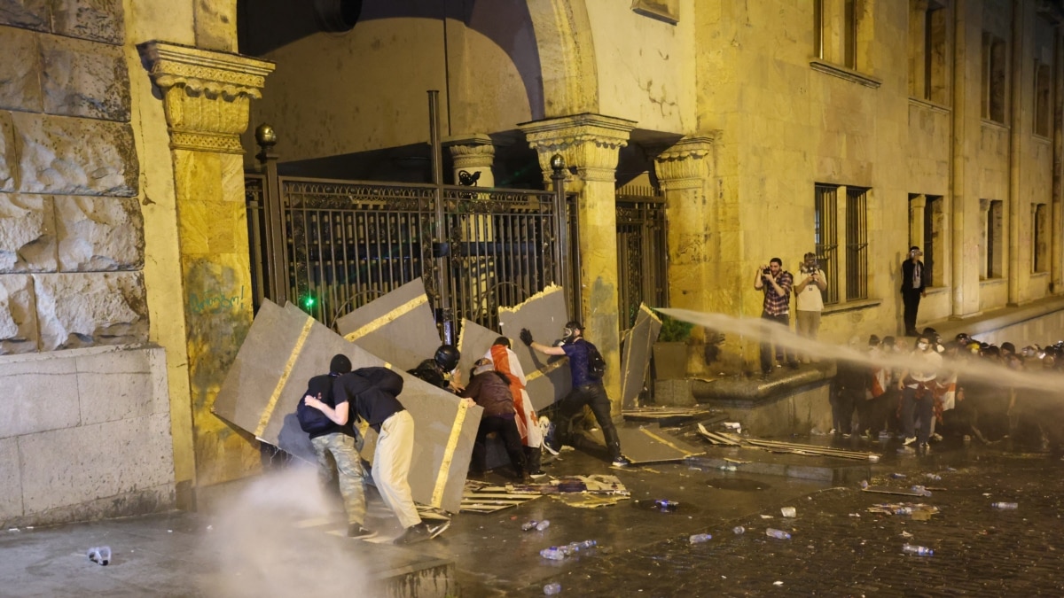 «Надо убирать Зурабишвили» – российский политолог и ведущий о митингах ...
