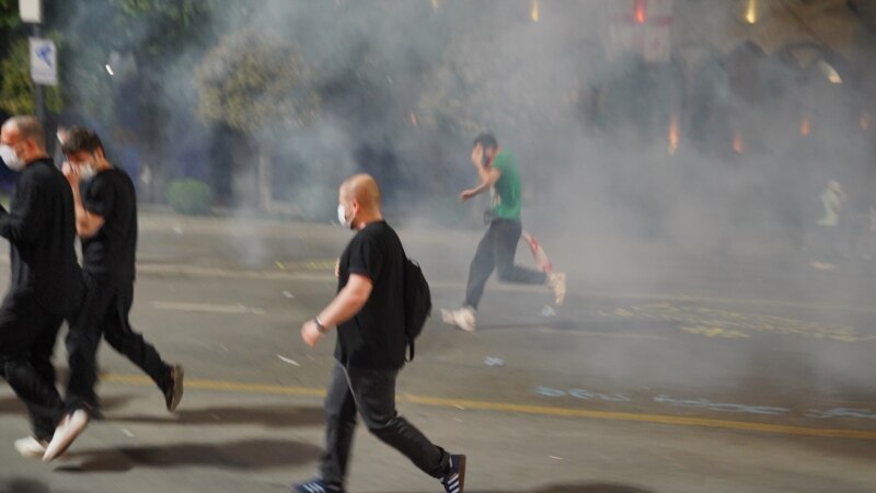 Слезоточивый газ и водомет – полиция разгоняет участников акции в Тбилиси 