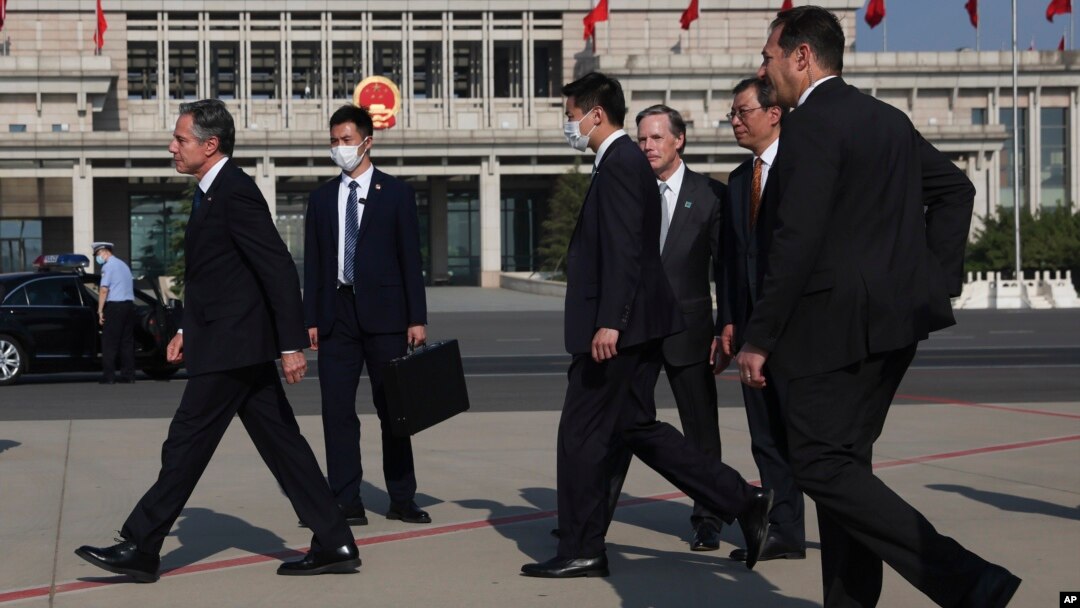 Secretarul de stat american Antony Blinken este întâmpinat de o delegație chineză înaintea unei vizite istorice care are loc la Beijing. 
