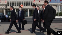 Secretarul de stat american Antony Blinken este întâmpinat de o delegație chineză înaintea unei vizite istorice care are loc la Beijing. 