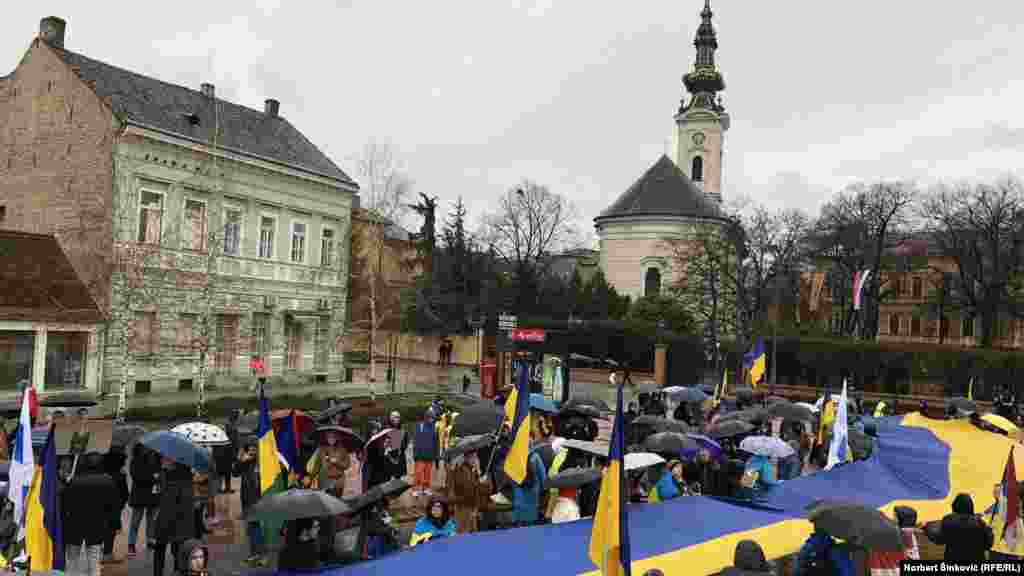 Okupljeni su zahtevali mir u Ukrajini i slobodu Rusiji, a na samom početku skupa razvili su ukrajinsku zastavu dugačku više metara. &nbsp;