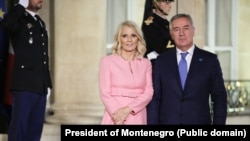 Predsjednik Milo Đukanović sa suprugom Lidijom, koja nosi haljinu Valentino, čija je cijena po podacima sa sajta u vrijeme posjete Parizu bila 3.500 eura. Pariz, 11. novembar 2021.