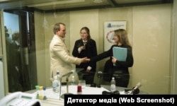 Віктор Медведчук і Юлія Тимошенко тиснуть одне одному руки у студії Радіо Свобода. Ведуча Юлія Жмакіна стоїть за ними.