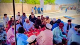 د پي ټي اېم غړي د جون پر نهمه د میرامشا پریس کلب مخې ته په احتجاجي خیمه کې ناست دي.