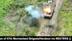 Скриншот із відео, знятого дроном після ураження російського танка під Бахмутом. Запис був наданий повітряною розвідкою 42-го окремого мотопіхотного батальйону 57-ї ОМБр ЗСУ