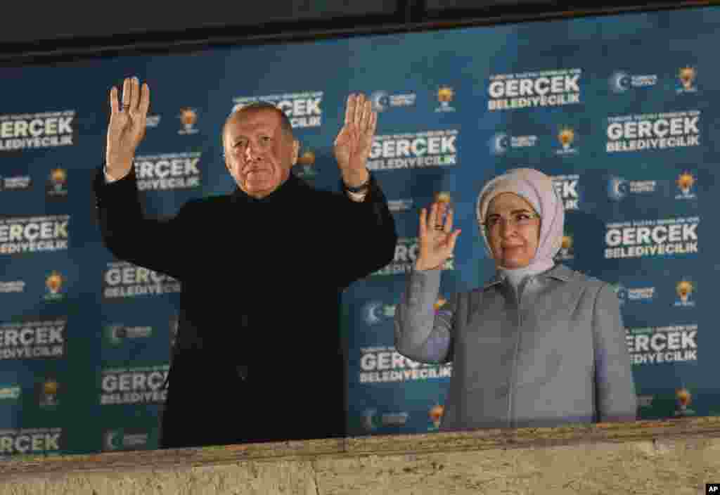 Turski predsjednik Recep Tayyip Erdogan pozdravlja pristalice svojeg vladajućeg AKP-a u Ankari, 1. aprila 2024. Rekao je da su lokalni izbori završeni na &quot;način koji priliči našoj demokratiji&quot;, opisujući demokratiju i nacionalnu volju kao &quot;pobjednika izbora. &quot;Trideset prvi mart za nas nije kraj, već prekretnica. Turski narod je na izborima za lokalne vlasti ponovo iskoristio glasačku kutiju kao priliku da prenese svoje poruke političarima&quot;, rekao je Erdogan u obraćanju građanima.