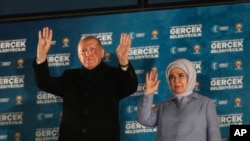Президент Турции и лидер Партии справедливости и развития (ПСР) Реджеп Тайип Эрдоган и его супруга Эмине приветствуют сторонников в штаб-квартире своей партии в Анкаре. Раннее утро 1 апреля 2024 года