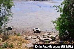 У селі, на березі водосховища