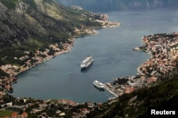 Srednjevjekovni grad Kotor, u srcu zaliva Boke Kotorske na jugu Crne Gore, pod zaštitom je UNESCO-a od 1979.godine kao kulturno-istorijsko nasljeđe čovječanstva. Pogled na Kotor i Bokokotorski zaliv