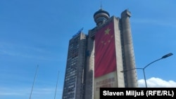 Kineska zastava i poruka dobrodošlice Siju Đinpingu na kineskom na kuli Geneks na Novom Beogradu, 6. maj 2024.