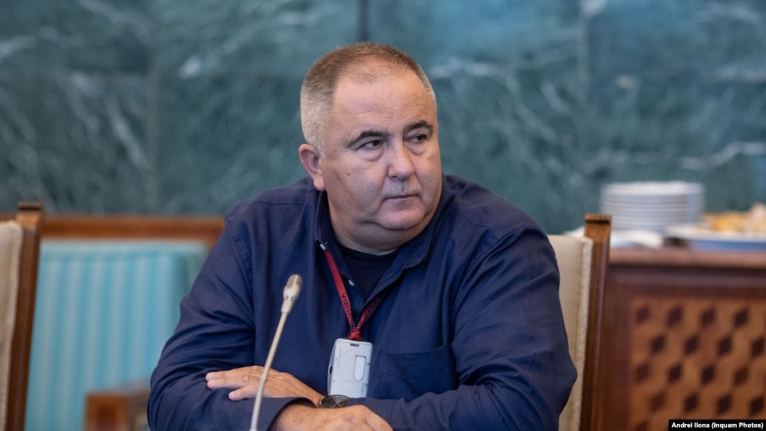 Multiplul campion național la raliuri Titi Aur are propria academie de condus defensiv. Spune că educația rutieră trebuie mult îmbunătățită în România, o țară aflată pe primele locuri în Europa în statisticile privind numărul de accidente mortale.