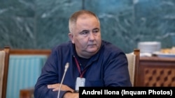 Multiplul campion național la raliuri Titi Aur are propria academie de condus defensiv. Spune că educația rutieră trebuie mult îmbunătățită în România, o țară aflată pe primele locuri în Europa în statisticile privind numărul de accidente mortale.