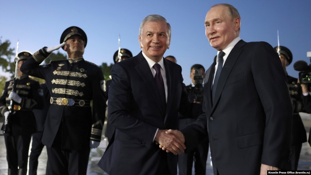 Uzbek President Shavkat Mirziyoev (left) welcomes Russian President Vladimir Putin at Tashkent's airport in May. 