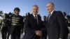 Өзбекстан президенті Шавкат Мирзияев (ортада) және Ресей президенті Владимир Путин (оң жақта).