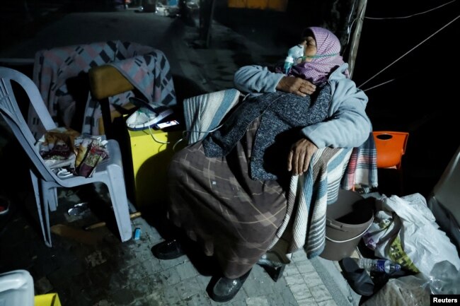 Një grua duke marrë oksigjen pas tërmetit të tretë në Antakia, në provincën Hataj, Turqi, 20 shkurt 2023.