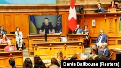 Президент України Володимир Зеленський (на екрані) під час виступу через відеозв’язок у парламенті Швейцарії. Берн, 15 червня 2023 року (ілюстративне фото)