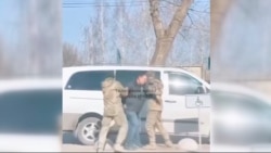 Videot me dhunë ngrenë pikëpyetje rreth rekrutimit ushtarak në Ukrainë 