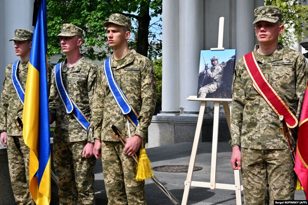 Під час поховання 27-річного американського ветерана Крістофера Джеймса Кемпбелла, який загинув під Бахмутом 6 квітня. Київ, 5 травня 2023 року