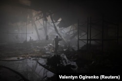 Українські пожежники гасять вогонь після удару по Харкову 23 травня 2024 року
