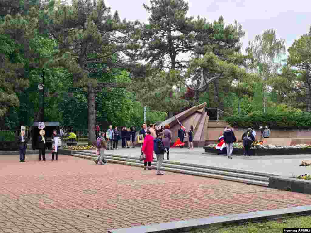 У Вечного огня в Гагаринском парке немноголюдно