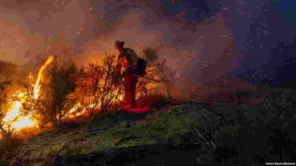 Egy tűzoltó munka közben a kaliforniai Lodoga közelében, az Egyesült Államokban 2024. június 17-én.&nbsp;A tűzoltók Kaliforniában több erdőtűz oltásán dolgoznak &ndash; köztük több olyan tűzvészen, amely a hétvégén tört ki, és másokon, amelyek a hét elején &ndash;, mivel az államban forró, száraz időjárás és erős, viharos szél uralkodik