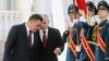 Кыргызстандын президенти Садыр Жапаров Орусиянын лидери Владимир Путинди Бишкекте тосуп алууда, 12-октябрт, 2023-жыл.