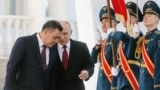 Кыргызстандын президенти Садыр Жапаров Орусиянын лидери Владимир Путинди Бишкекте тосуп алууда, 12-октябрт, 2023-жыл.