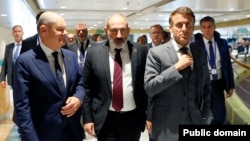 Armenian Prime Minister Nikol Pashinian (center) meets with German Chancellor Olaf Scholz (left) and French President Emmanuel Macron in Granada, Spain, on October 5.