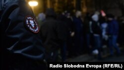Obeležje ruske paravojne jedinice Vagner na rukavu učesnika protesta u Beogradu protiv evropskog plana za Kosovo, 17. mart 2023.