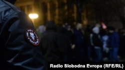 Simbole të Wagner-it shihen në rrobat e disa protestuesve në Beograd më 17 mars 2023.