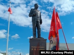 Former police officer Andrei Ivanov protested the erection of an 8-meter statue of Stalin, saying he considers the dictator “a tyrant, a murderer.”