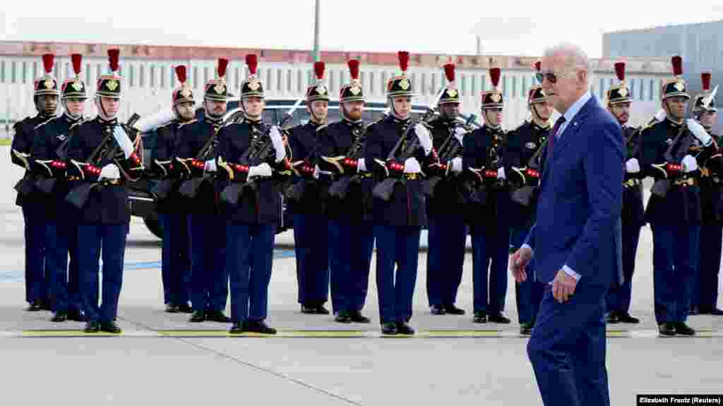 A francia díszőrség tagjai fogadták Joe Biden amerikai elnököt, amikor június 5-én, a D-napi megemlékezések előtt megérkezett a Párizs&ndash;Orly repülőtérre. Biden az ünnepségek során találkozott Volodimir Zelenszkij ukrán elnökkel is