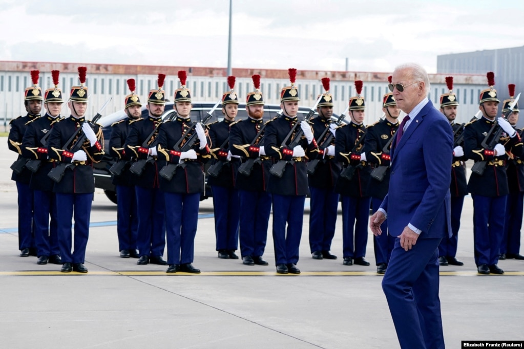 Presidenti i SHBA-së, Joe Biden, përshëndet anëtarët e Gardës franceze të Nderit teksa mbërrin në aeroportin Paris-Orly më 5 qershor, para përkujtimit të Ditës D. Biden do të takohet me presidentin ukrainas, Volodymyr Zelensky, gjatë ceremonive dhe pritet të mbajë një fjalim për mbrojtjen e demokracisë në Evropë. &nbsp;