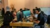 Të rinj duke punuar në zyren e kompanisë softuerike Kutia në Prishtinë, më 14 korrik 2023.