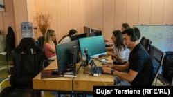 Të rinj duke punuar në zyren e kompanisë softuerike Kutia në Prishtinë, më 14 korrik 2023.