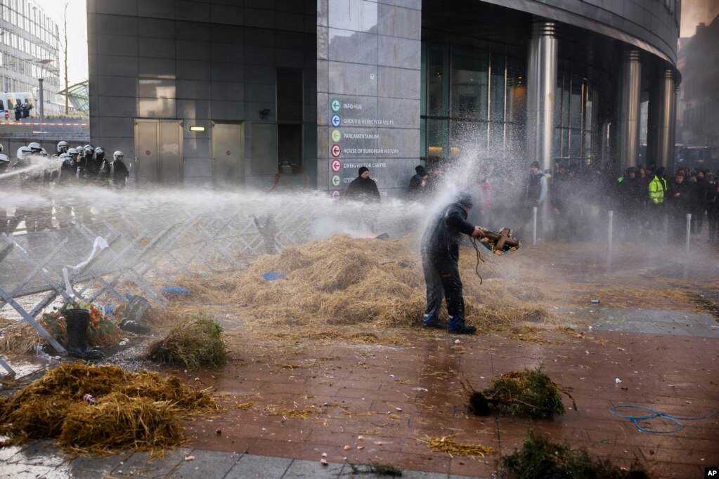 Policia përdor ujë drejt fermerëve protestues.
