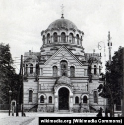 Церковь Александра Невского, построенная в конце XIX века. Разрушена большевиками. Стояла на том месте, где впоследствии похоронили генерала Ватутина и установили ему памятник