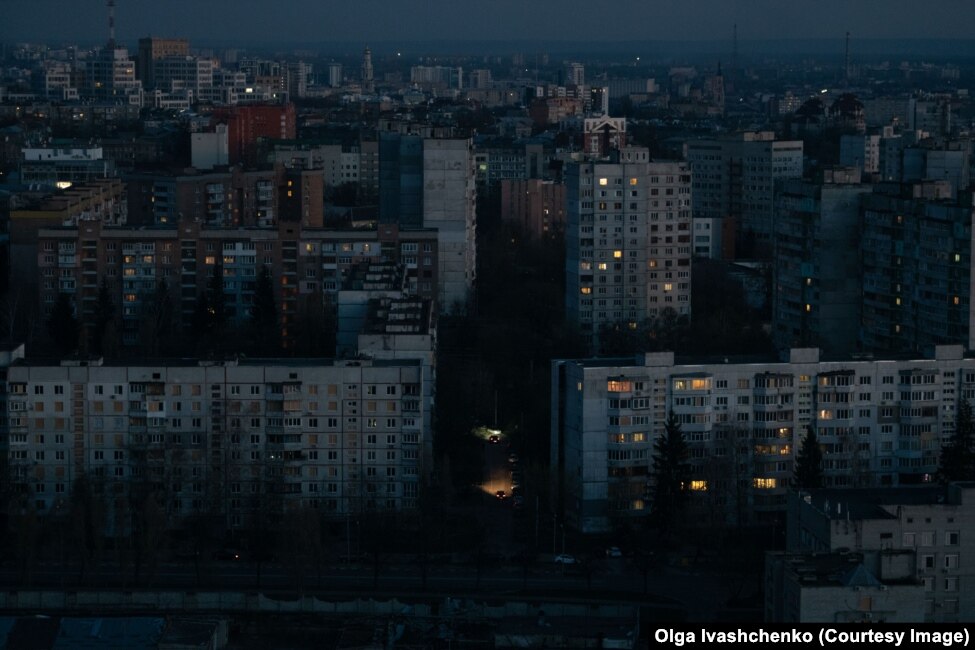 Pamje nga një ndërtesë shumëkatëshe gjatë një ndërprerjeje të energjisë elektrike në Harkiv më 5 prill.