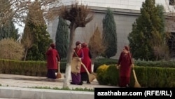 Arassaçylyk işlerine gatnaşýan býujet işgärleri (Illýustrasiýa suraty)