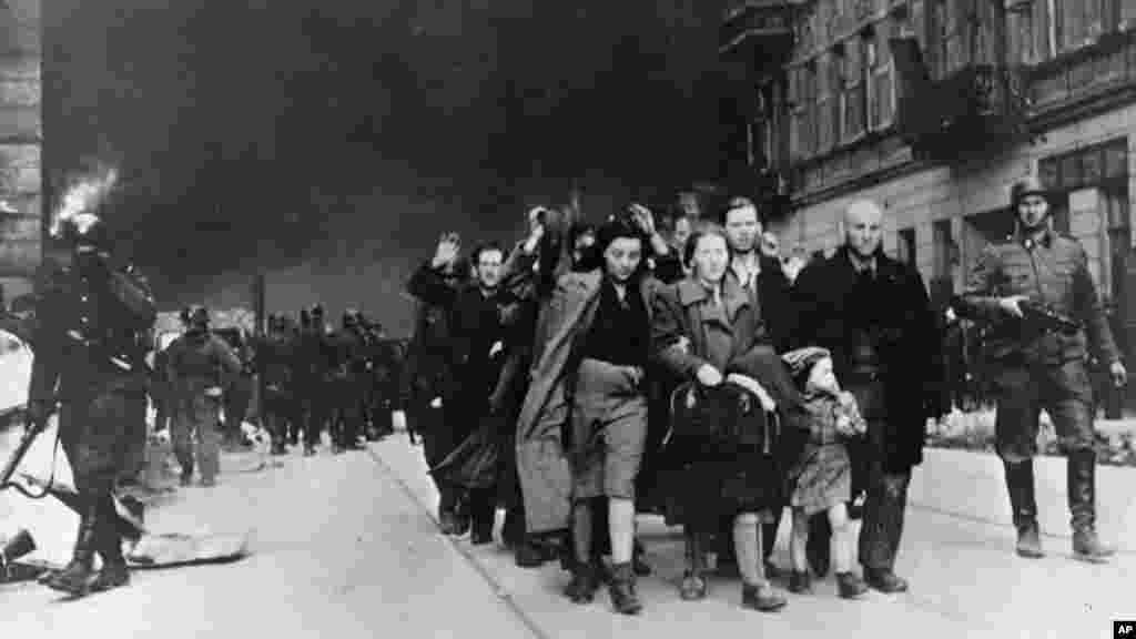 На тази снимка от април/май 1943 г. нацистки офицери отвеждат евреи в концентрационни лагери след въстанието във Варшавското гето.
