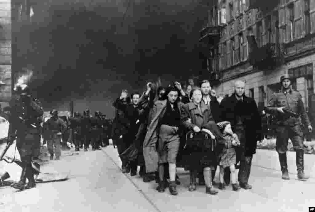 Na ovoj fotografiji iz aprila/maja 1943., nacistički oficiri odvode Jevreje u logore nakon ustanka u Varšavskom getu.