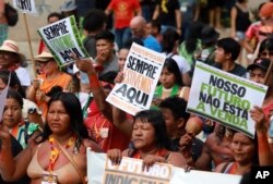 Autohtoni narodi nose transparente sa porukom "Uvijek smo bili ovdje" i "Naša budućnost nije na prodaju" na marša za odbranu Amazona pred početak samita o amazonskoj prašumi u Belemu, Brazil, 8. avgust