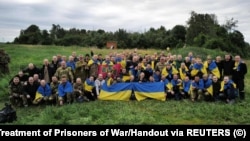 Українські військовополонені позують для фотографії після обміну, 11 червня 2023 року