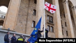 პარლამენტთან ევროკავშირის დროშა პოლიციელებმა დააბრუნეს. 14 მარტი, 2023 წელი