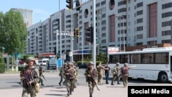 Район банка, где захвачены заложники, оцеплен, Астана, 18 июня 2023 года