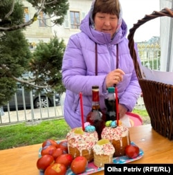 Олена із Салтівки з великоднім кошиком у російській церкві. Женева, 15 квітня 2023 року