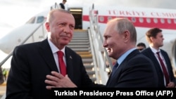 Recep Tayyip Erdoğan este întâmpinat de Vladimir Putin, într-o vizită oficială la Moscova, în 2019.