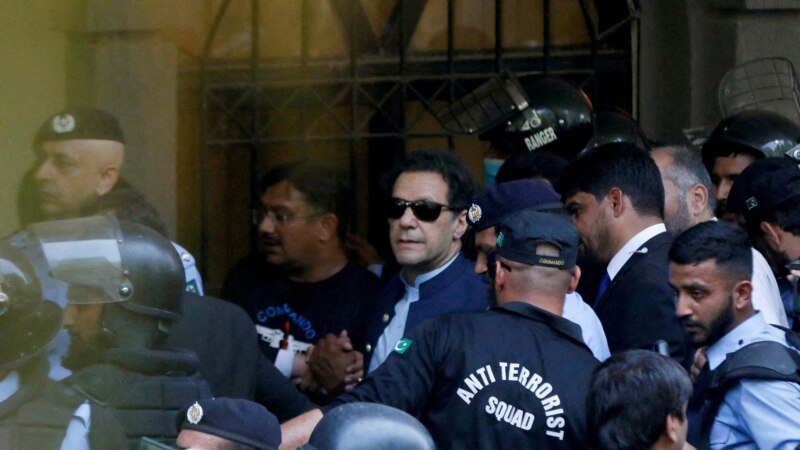 Поранешниот пакистански премиер Кан осуден на три години затвор и уапсен