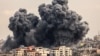 Un val de fum se ridică pe cerul orașului Gaza în timpul unui atac aerian israelian din 9 octombrie 2023 ca răspuns la atacul lansat de gruparea palestiniană Hamas asupra Israelului.