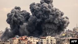 Un val de fum se ridică pe cerul orașului Gaza în timpul unui atac aerian israelian din 9 octombrie 2023 ca răspuns la atacul lansat de gruparea palestiniană Hamas asupra Israelului.